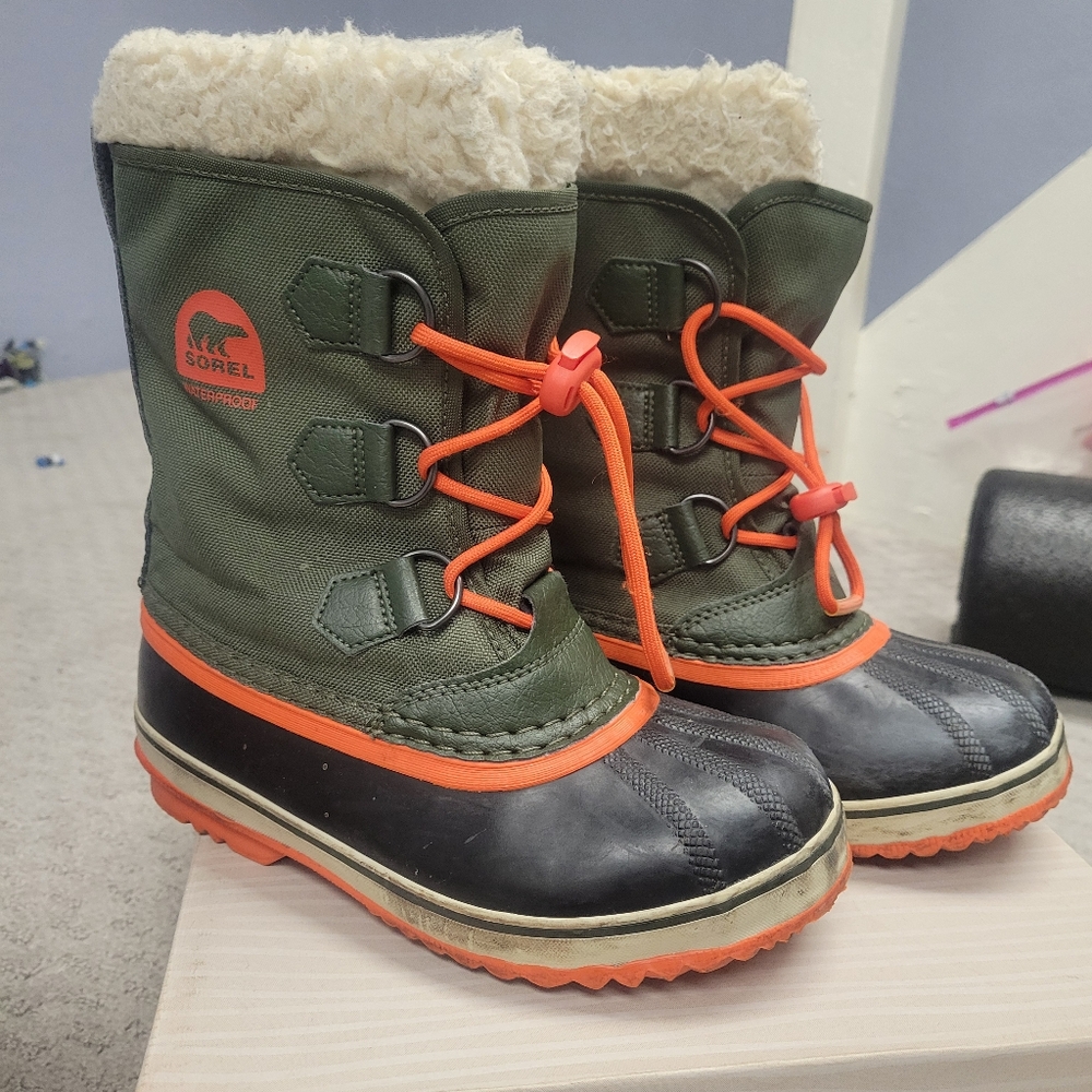 Sorel youth pac boots size 2
